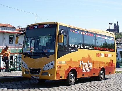 Velikonočně laděná Praha s autobusem snad nejvíce připomínajícím vajíčko