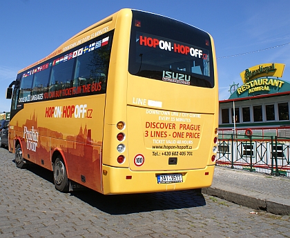 Velikonočně laděná Praha s autobusem snad nejvíce připomínajícím vajíčko