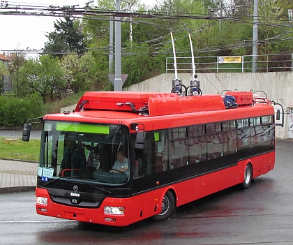 Z plzeňského polygonu: Trolejbus Škoda 30 Tr SOR vybavený dieselagregátem