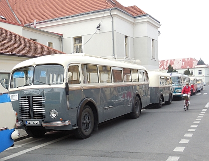 Z veteránského prvomájového Českého Brodu: Přehlídka historie na náměstí