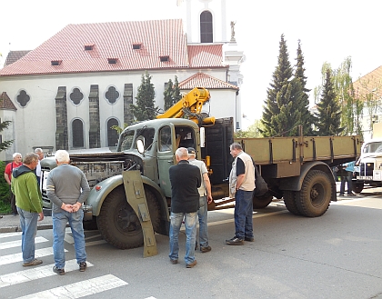 Z veteránského prvomájového Českého Brodu: Přehlídka historie na náměstí