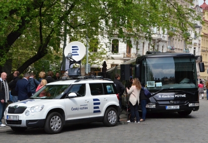Černý autobus 'Kavárna POTMĚ' vyráží třetím rokem na cesty.