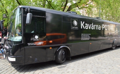 Černý autobus 'Kavárna POTMĚ' vyráží třetím rokem na cesty.