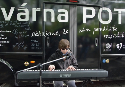 Černý autobus 'Kavárna POTMĚ' vyráží třetím rokem na cesty.
