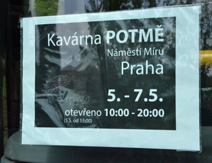 Černý autobus 'Kavárna POTMĚ' vyráží třetím rokem na cesty.