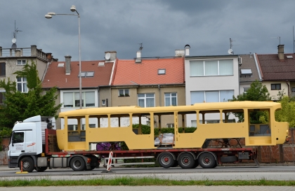 Když se vozidlo veze: Trolejbus do Sofie na nakládce na vagón v Plzni-Koterově
