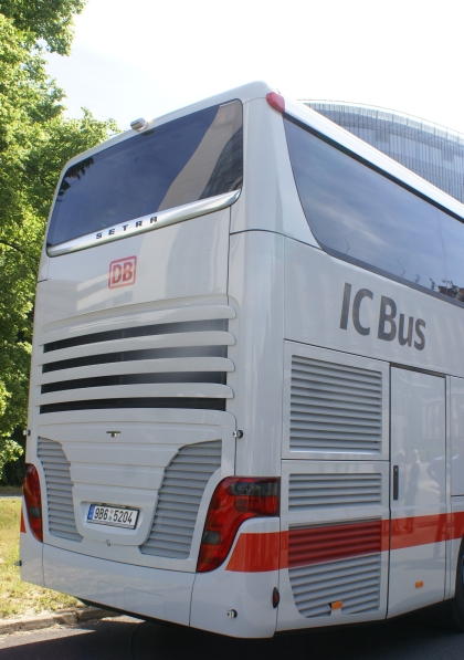 Devět patrových autokarů Setra S 431 DT v designu DB nasadí Student Agency