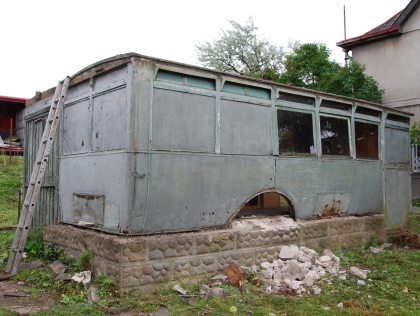 Z 'vyzvednutí' předválečné karosérie autobusu  PRAGA - chatky v osadě u Prahy