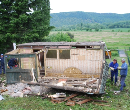 Z 'vyzvednutí' předválečné karosérie autobusu  PRAGA - chatky v osadě u Prahy