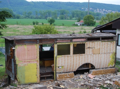 Z 'vyzvednutí' předválečné karosérie autobusu  PRAGA - chatky v osadě u Prahy