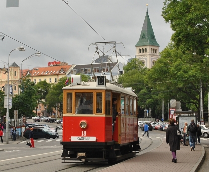 Bratislava 17.5.2014: Historické autobusy, trolejbus a tramvaje 