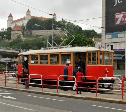 Bratislava 17.5.2014: Historické autobusy, trolejbus a tramvaje 