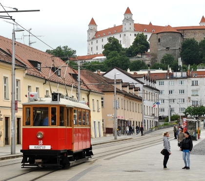 Bratislava 17.5.2014: Historické autobusy, trolejbus a tramvaje 