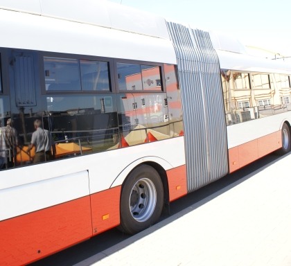 Trolejbus Škoda 27 Tr Solaris se střední hnací nápravou pro Ústí nad Labem