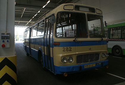 První procházka novým busovým depem vozidel PMDP v Plzni na Karlově