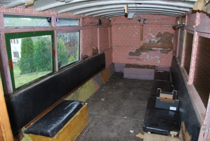 Ještě jednou Lipence: Karosérie autobusu PRAGA - chatka - interiér