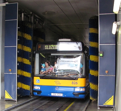 Ze dne otevřených dveří DSZO podruhé: současná technika, nasazení elektrobusu