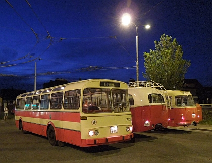 Ještě jednou z Plzně: Denní a noční snímky z jízd historických vozidel
