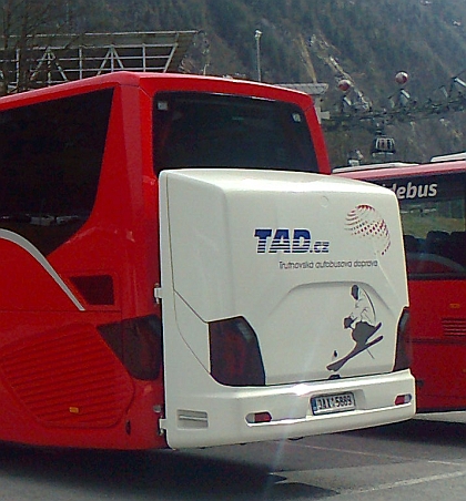 Předváděcí Setra s novým skiboxem dopravce TAD se setkala s Karosou řady 9 