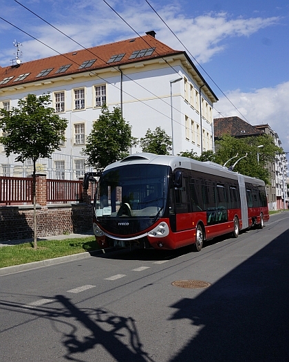 Z plzeňského polygonu: Trolejbus pro  Bolognu na první elektrické vyjížďce