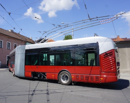 Z plzeňského polygonu: Trolejbus pro  Bolognu na první elektrické vyjížďce