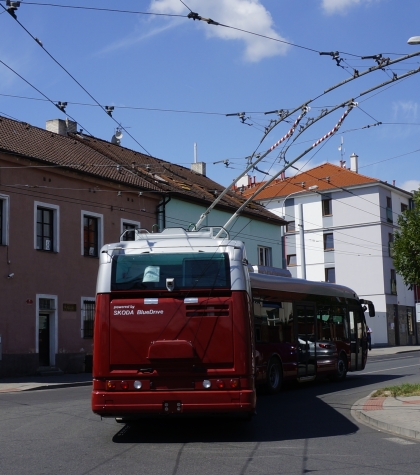 Z plzeňského polygonu: Trolejbus pro  Bolognu na první elektrické vyjížďce