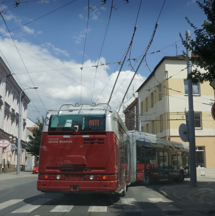 Z plzeňského polygonu: Trolejbus pro  Bolognu na první elektrické vyjížďce