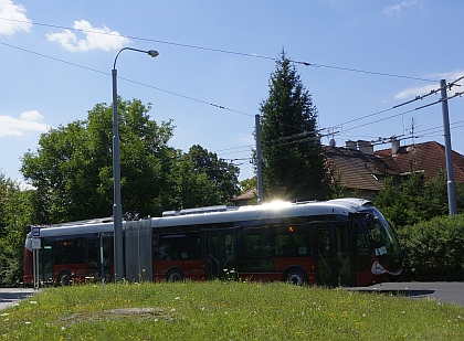 Z plzeňského polygonu: Trolejbus pro  Bolognu na první elektrické vyjížďce