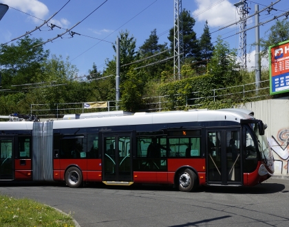 Z plzeňského polygonu: Trolejbus pro  Bolognu na první elektrické vyjížďce