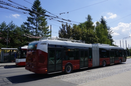 Z plzeňského polygonu: Trolejbus pro  Bolognu na první elektrické vyjížďce