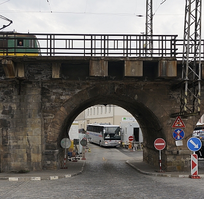 Obrazem: Na ÚAN Florenc vyrůstá nová autobusová 'vrátnice'