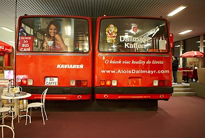 Současný design bratislavské kavárny se dvěma autobusy Ikarus 280