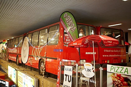 Současný design bratislavské kavárny se dvěma autobusy Ikarus 280