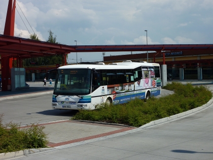 Dopravní pohlednice z moderního autobusového terminálu v Chebu
