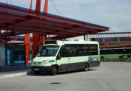 Dopravní pohlednice z moderního autobusového terminálu v Chebu