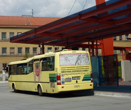 Dopravní pohlednice z moderního autobusového terminálu v Chebu