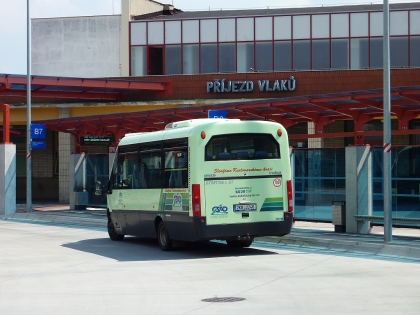 Dopravní pohlednice z moderního autobusového terminálu v Chebu