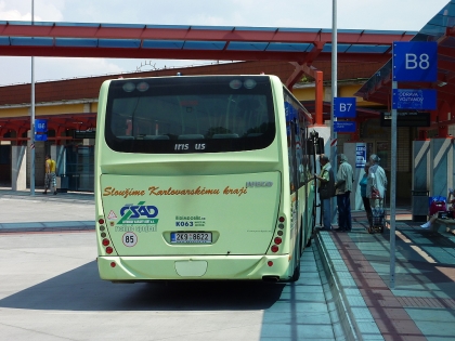 Dopravní pohlednice z moderního autobusového terminálu v Chebu
