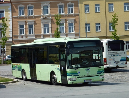 Dopravní pohlednice z moderního autobusového terminálu v Chebu