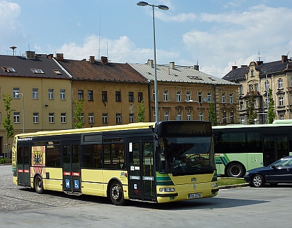 Dopravní pohlednice z moderního autobusového terminálu v Chebu