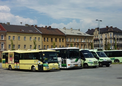 Dopravní pohlednice z moderního autobusového terminálu v Chebu