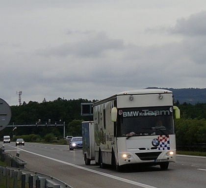 Přepravník s čelem Karosy 900 zachycen na D5: Transportní speciál s vlekem 