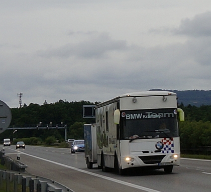Přepravník s čelem Karosy 900 zachycen na D5: Transportní speciál s vlekem