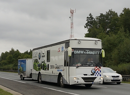 Přepravník s čelem Karosy 900 zachycen na D5: Transportní speciál s vlekem 