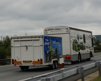 Přepravník s čelem Karosy 900 zachycen na D5: Transportní speciál s vlekem