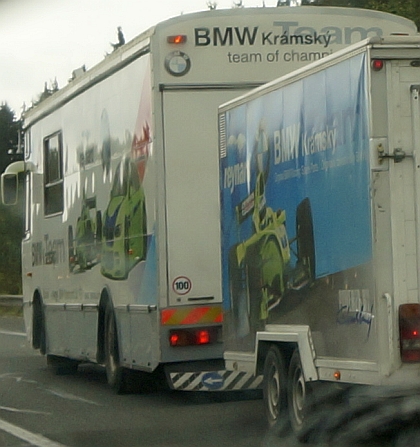 Přepravník s čelem Karosy 900 zachycen na D5: Transportní speciál s vlekem 