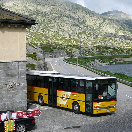 'Poštovním autobusem' do švýcarských hor.Žlutobílé autobusy společnosti Postauto