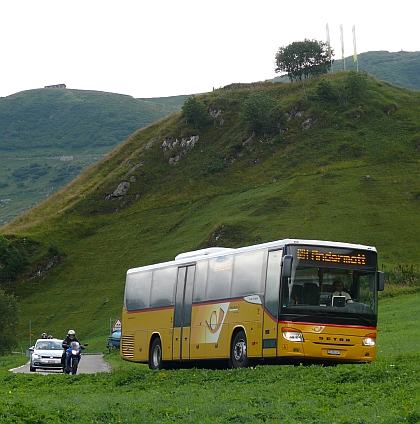 'Poštovním autobusem' do švýcarských hor.Žlutobílé autobusy společnosti Postauto