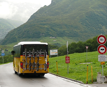 'Poštovním autobusem' do švýcarských hor.Žlutobílé autobusy společnosti Postauto