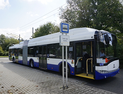 'Riga' pod dráty: Prototyp trolejbusu Škoda 27 Tr Solaris v ulicích Plzně